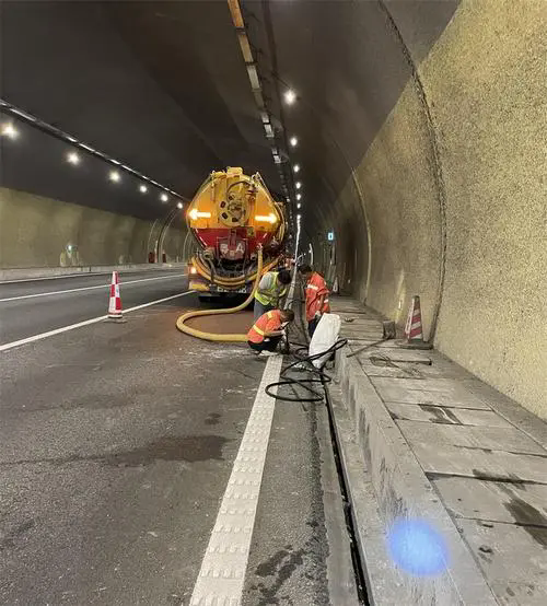 壤塘隧道排水渠清淤